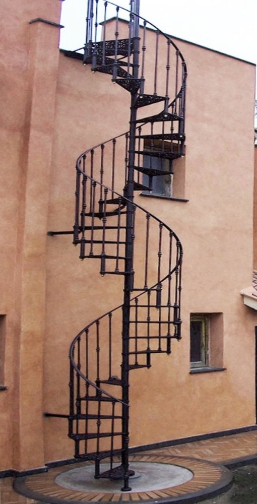 Чугунная лестница, модель Лондон, диаметр 135 см